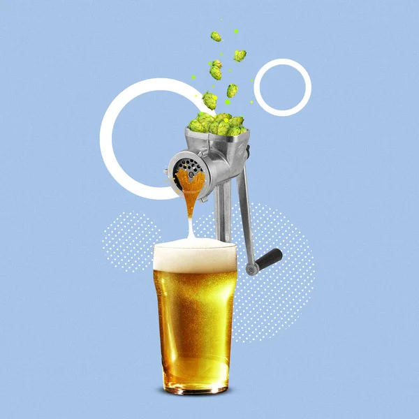 Collage de arte contemporáneo con molinillo de corte de lúpulo de cerveza en un vaso de cerveza de cerveza espumada —  Fotos de Stock