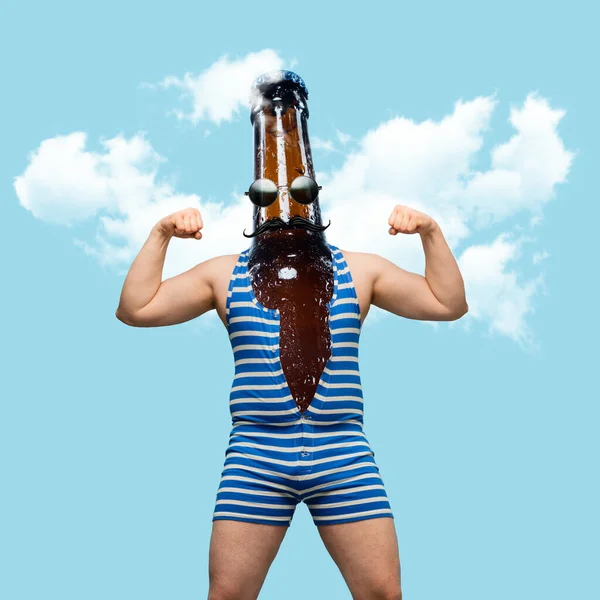 Kortárs művészeti kollázs tengerész fürdőruhában sörösüveg fejét elszigetelt felhős kék háttér — Stock Fotó