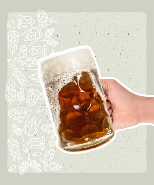 Çağdaş sanat kolajı. İnsan eli soğuk bira bardağını tutuyor. Gri arka planda izole edilmiş köpüklü bira ve zıplama çizimleri. Oktoberfest kavramı