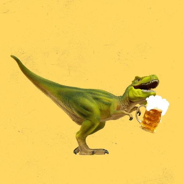 Collage de arte contemporáneo de dinosaurio con vaso de cerveza espumada lager aislado sobre amarillo. Concepto de Oktoberfest —  Fotos de Stock