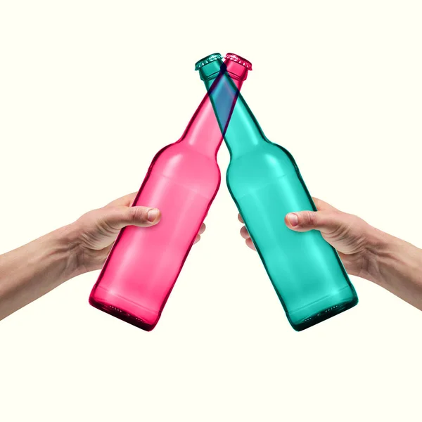 Сучасне мистецтво колаж з двох пляшок пива кмітливість ізольовані на пастельному фоні — стокове фото
