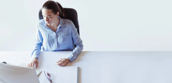 Funcionária do sexo feminino trabalhando com computador, criando e processando ideias no escritório. Conceito de trabalho, carreira — Fotografia de Stock