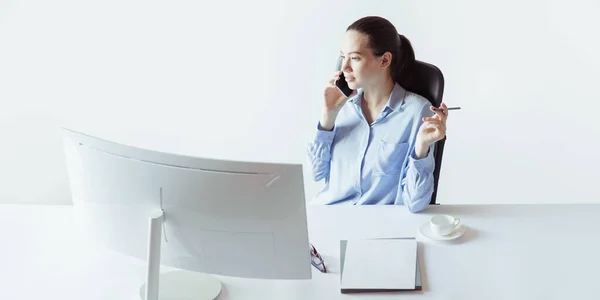 Funcionária do sexo feminino trabalhando com computador, criando e processando ideias no escritório. Conceito de trabalho, carreira — Fotografia de Stock