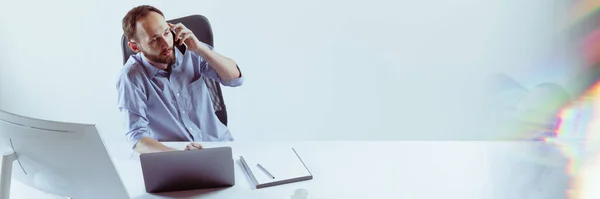 Homem de negócios a trabalhar no escritório. A fazer chamadas, a criar projectos. Conceito de carreira — Fotografia de Stock