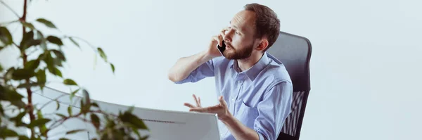 Ritratto laterale del vicedirettore che fa una telefonata d'affari in ufficio. Concetto di lavoro, carriera — Foto Stock