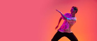 Aktif hip-hop dansçısı eğitimi neon ışıklı arka planda izole edilmiş..