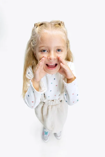 Portret van klein blank meisje, kind poseren geïsoleerd over witte studio achtergrond. — Stockfoto