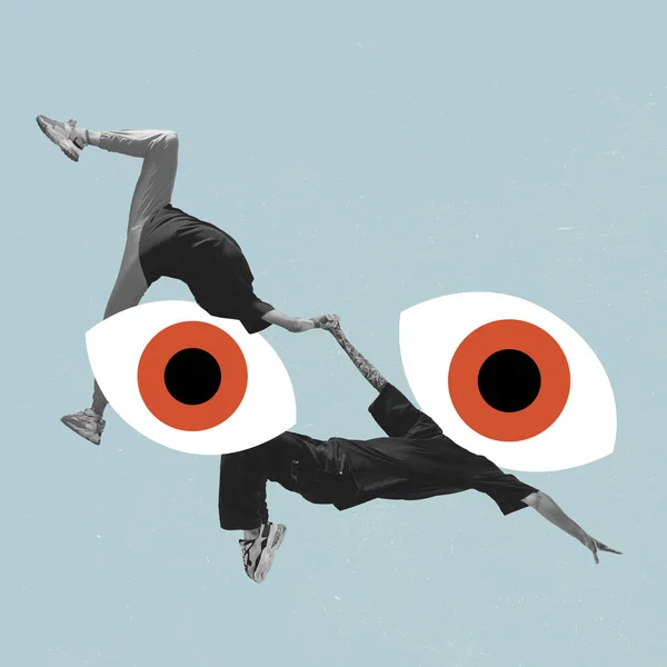 Сучасне мистецтво колаж двох презирливих танцюристів і великих намальованих очей ізольовані на пастельно-блакитному тлі. Концепція партії — стокове фото