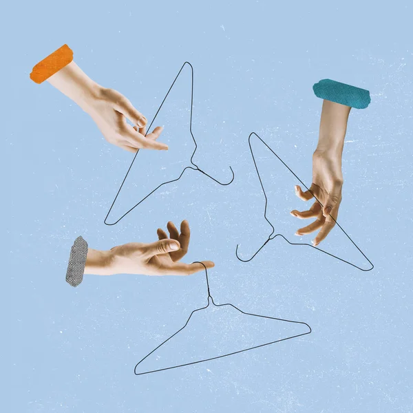 Современный художественный коллаж человеческих рук, держащих вешалки для одежды изолированные на синем фоне. Концепция продаж — стоковое фото