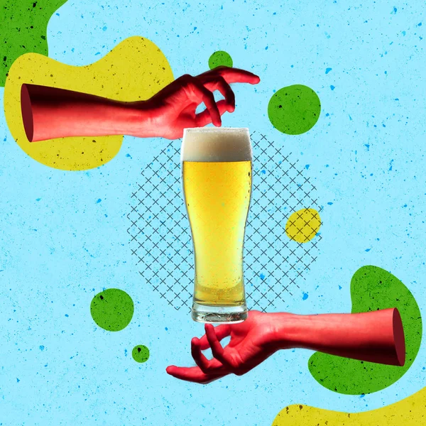 Collage de arte contemporáneo. Manos humanas sosteniendo un vaso frío de cerveza espumosa lager aislada sobre fondo azul. Concepto de Oktoberfest —  Fotos de Stock