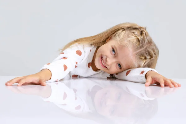 Portret van kleine kleuter meisje, kind poseren geïsoleerd over witte studio achtergrond. — Stockfoto