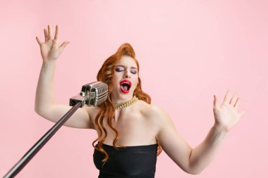 Pembe arka planda soyutlanmış güzel anlamlı bir kadının kesilmiş portresi.