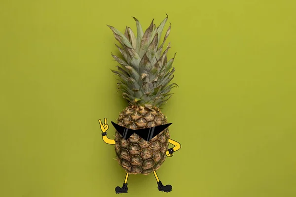 Hedendaagse kunst collage van koele ananas, rock zanger geïsoleerd over groene achtergrond. Getrokken lichaamsdelen — Stockfoto