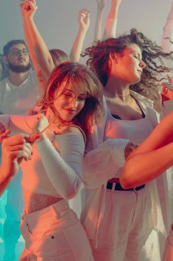 Sevgililer Günü partisinde neşeli bir şekilde kutlama yapan arkadaşlar. Aşk ve ilişkiler kavramı, sosyal kutlama estetiği, jenerasyon kültürü için yaratıcı yaşam tarzı betimlemesi.