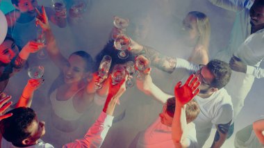 Sevgililer Günü kutlama partisinde grup olarak kadeh kaldırıyoruz. Duygusal bağlantı kavramı, şenlikli sosyal yaşam tarzı, modern olayların reklamcılığı ve kutlama kültürü..