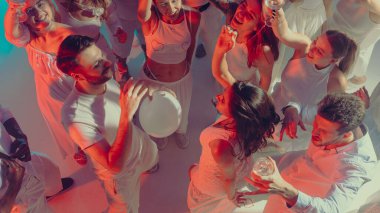 Sevgililer Günü partisinde dans ve kahkahaların tadını çıkaran bir grup arkadaş. Duygusal bağlantı, aşk ve ilişkiler kavramı ve yaşam tarzı markalaşması için yaratıcı olay tasviri.