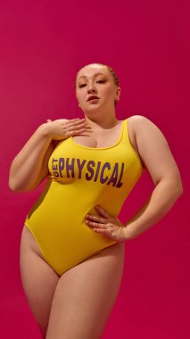 Sarı mayolu, kendinden emin, iri yarı, güçlü bir kadın. Kendine güven kavramı, sağlık, moda, uygunluk ve vücut-pozitif görseller için çeşitlilik.