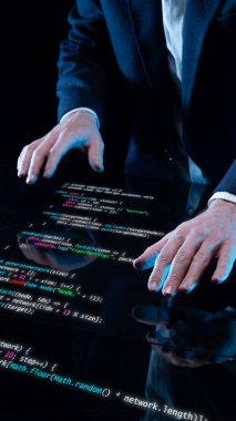 Elleri şeffaf dijital yüzeyde ve parlak programlama kodlarıyla fütüristik kompozisyonda. Araştırma teknolojisi, etkileşimli tasarım ve bilimsel görsellemede yenilik kavramı.