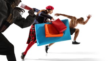 Grafik kompozisyonu. Moda enerjisini ve tüketiciyi sembolize eden renkli poşetlerle grup yarışması. Bayram satışları, perakende pazarlama, reklam ve eğlence görselleri kavramı.