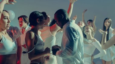 Çeşitli insanlar sevgililer günü partisinin dans pistinde eğleniyor. Etkinlik, etkinlik markalaşması ve şenlikli sosyal ortamlarda insan ilişkileri kavramı.