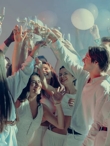 Zarif Sevgililer Günü kutlamasında gülümseyen arkadaşlar kadeh kaldırıyor. Güzel içecekler, neşeli ilişkiler ve sıcaklık ve heyecan gösteren etkinlik tanıtımı kavramı..