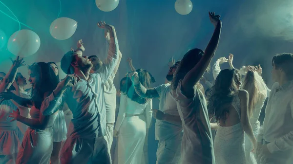 Sevgililer Günü partisinde mavi ışıklar altında dans eden dinamik bir grup. Gece hayatı kültürü kavramı, şenlikli duygular ve dijital olay estetiği birlik ve canlılığı yansıtıyor.