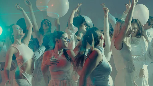 Şık beyaz parti kutlamalarında enerjik kadınlar neşeyle dans ediyor. Moda ve hareket yoluyla modern yaşam tarzı, özgürlük ve duygusal ifade kavramı.