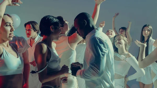 Çeşitli insanlar sevgililer günü partisinin dans pistinde eğleniyor. Etkinlik, etkinlik markalaşması ve şenlikli sosyal ortamlarda insan ilişkileri kavramı.