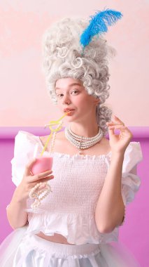 Marie Antoinette peruğuyla gülümseyen kadın inci pipetinden pembe kokteyl içiyor. Yaşam tarzı markalaşması, moda editörü, içecek pazarlama ve görsel iletişim eğitimi kavramı.