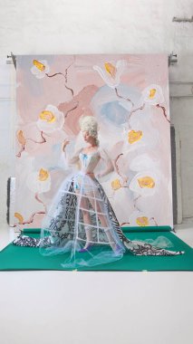 Stüdyo ışığında Marie Antoinette olarak boyanmış çiçeklere poz veren zarif bir kadın. Lüks moda kampanyası, parfüm reklamları ve yaşam tarzı markaları için dijital sanat kavramı.