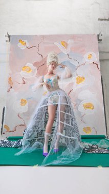 Korseli Rococo kadın sanatsal çiçek arkaplanına karşı güvenle poz veriyor. Moda ve mücevher kampanyası, parfüm markası ve lüks görseller için dijital sanat kavramı.