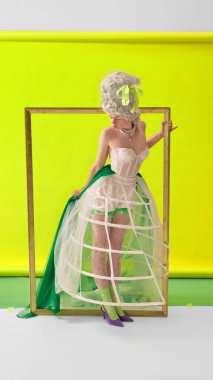 Sarı arka planda altın çerçeveli Marie Antoinette kılığında korseli ve incili Rococo kadın. Lüks aksesuar kampanyası, parfüm ve moda markası kavramı, editoryal medya görselleri.