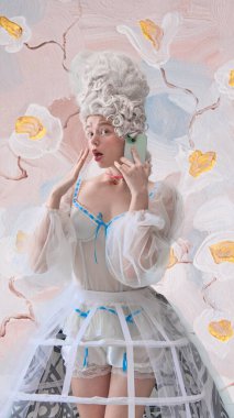 Marie Antoinette gibi giyinmiş bir kadının çiçeklerle dolu bir duvarda akıllı telefondan konuşmasına şaşırdım. Lüks yaşam tarzı kampanyası, aksesuar markalaşması ve dijital moda editörü kavramı