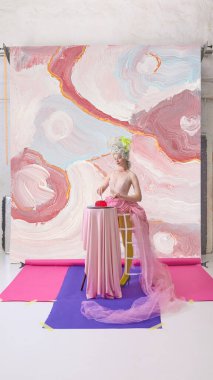 Marie Antoinette elbisesi içinde zarif bir kadın soyut arkaplanda kırmızı tatlı servis ediyor. Lüks tatlı kampanyası, sinematik hikaye anlatımı ve yaşam tarzı markalaşması kavramı..