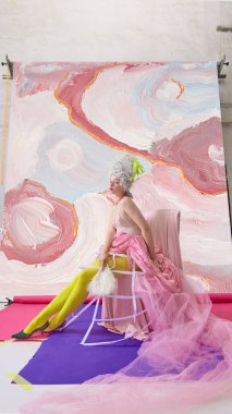 Soyut arka planda pembe elbisesi olan zarif bir rococo kadın. Lüks parfüm anlayışı, sinema zarafeti ve güzel koku markası kavramı.