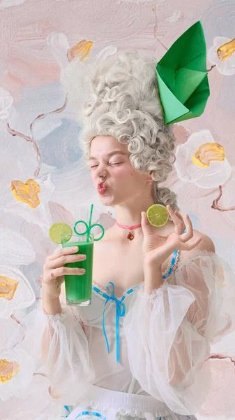 Marie Antoinette limonlu kadın pastel çiçekli arkaplanda şakacı bir ifade sergiliyor. Lüks içecekler hikaye anlatımı, narenciye parfümü ilham ve sinematik yaşam tarzı markalaşması kavramı.