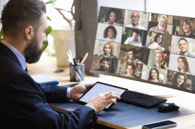 Yaratıcı kolaj. Çok uluslu ekiple video konferansında iş adamı. Uzaktan işbirliği, liderlik iletişimi, kurumsal eğitim ve dijital işyeri bağlantısı kavramı.