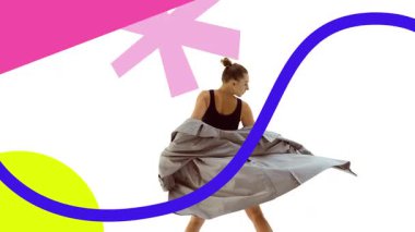Promosyon videosu. Beyaz arka planda dinamik soyut şekillerle çağdaş dansçı pozu. Görsel tasarım kullanımı için hareket, yaratıcılık, vücut ifadesi ve modern sanat performansı kavramı.