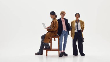 Günümüz iş adamları, yaratıcı özgüveni temsil eden şık günlük kıyafetlerle poz veriyorlar. Moda editörlüğü, cinsiyet farklılığı ve dijital kültürde modern mesleki estetik kavramı.