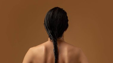 Kafa derisi temizleme tedavisinden sonra saçları ıslak bir kadın. Trişoloji kavramı, kafa hijyeni, klinik sağlık ve sağlık için sürdürülebilir güzellik ritüelleri..