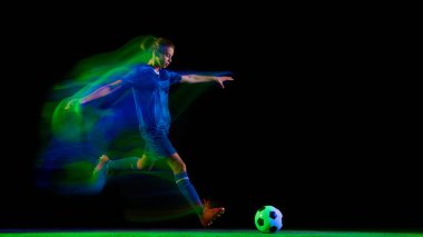 Yeşil ve mavi ışık hızında koşan bayan futbolcu. Dinamik fitness görselleri, hızlı pazarlama kampanyaları ve aktif spor performans içeriği kavramı.