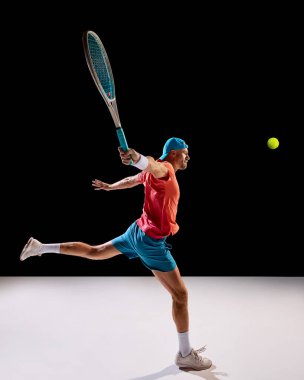 Tenis oyuncusu vücudunu esnetiyor ve tam hareket halinde uzanıyor. Reklam tasarımı, yaratıcı hareket görselleri, modern spor grafikleri ve kompozisyon dengesi kavramı.