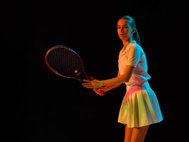 Odaklanmış tenisçi sakin bir şekilde servis yapmaya hazırlanıyor. Konsantrasyon kavramı, baskı altında odaklanma, sporda liderlik ve zihinsel güç gelişimi.