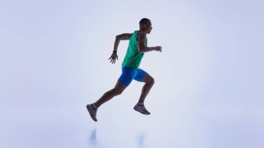 Aktif sürat koşusu sırasında ön hareketsiz koşucu. Spor tanıtım materyalleri, biyomekanik açıklayıcı görsel, atletik ilerleme takibi ve egzersiz programı tasarımı kavramı.