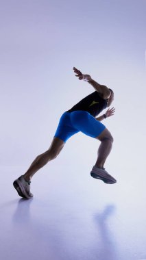 Sporcu çömelmiş başlangıç açısından öne çıkıyor. Geçiş-hareketi koçluğu kavramı, sprint fırlatma süreci, denge değişimi eğitimi, çalışan mekanik görselleri.