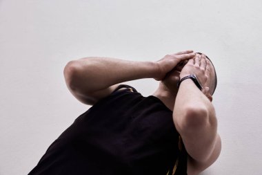 Koşucu büyük bir çabadan sonra yüzünü kapatıyor. Patlama tespit uygulamaları, fizyoterapist görsel rehberler, kontrol panellerini izleyen atletler ve stres takip sistemleri kavramı.