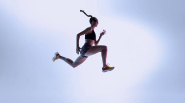 Fütürist bayan sprinter neon stüdyo ışıklandırmasında öne atlıyor. Hız geliştirme kavramı, patlayıcı spor gücü gelişmiş fitness görselleri ve kendinden emin duygularla yüksek enerji motivasyonu..