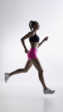 Kadın koşucu, temiz bir arka planda fitness eğitimi sırasında hareket halinde. Teknik illüstrasyon, egzersiz programları, spor koçluğu materyalleri, dinamik hareket çalışmaları ve fitness promosyonu kavramı.