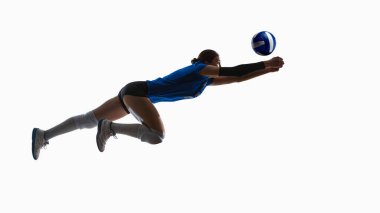 Havadan yayılan voleybol oyuncusu topa doğru hızla dalıyor. Savunma becerileri, libero eğitimi, tepki geliştirme, teknik eğitimi ve profesyonel hareket analizi kavramı.