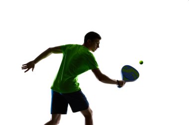 Padel atleti gelen topu takip ediyor. Kontrollü forehand hazırlıyor. Zamanlama talimleri, teknik koçluk, spor markası malzemeleri, atlet geliştirme, fitness motivasyonu kavramı.